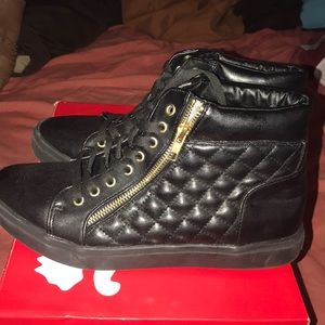 Black leather sneaker w/gold zipper detailing